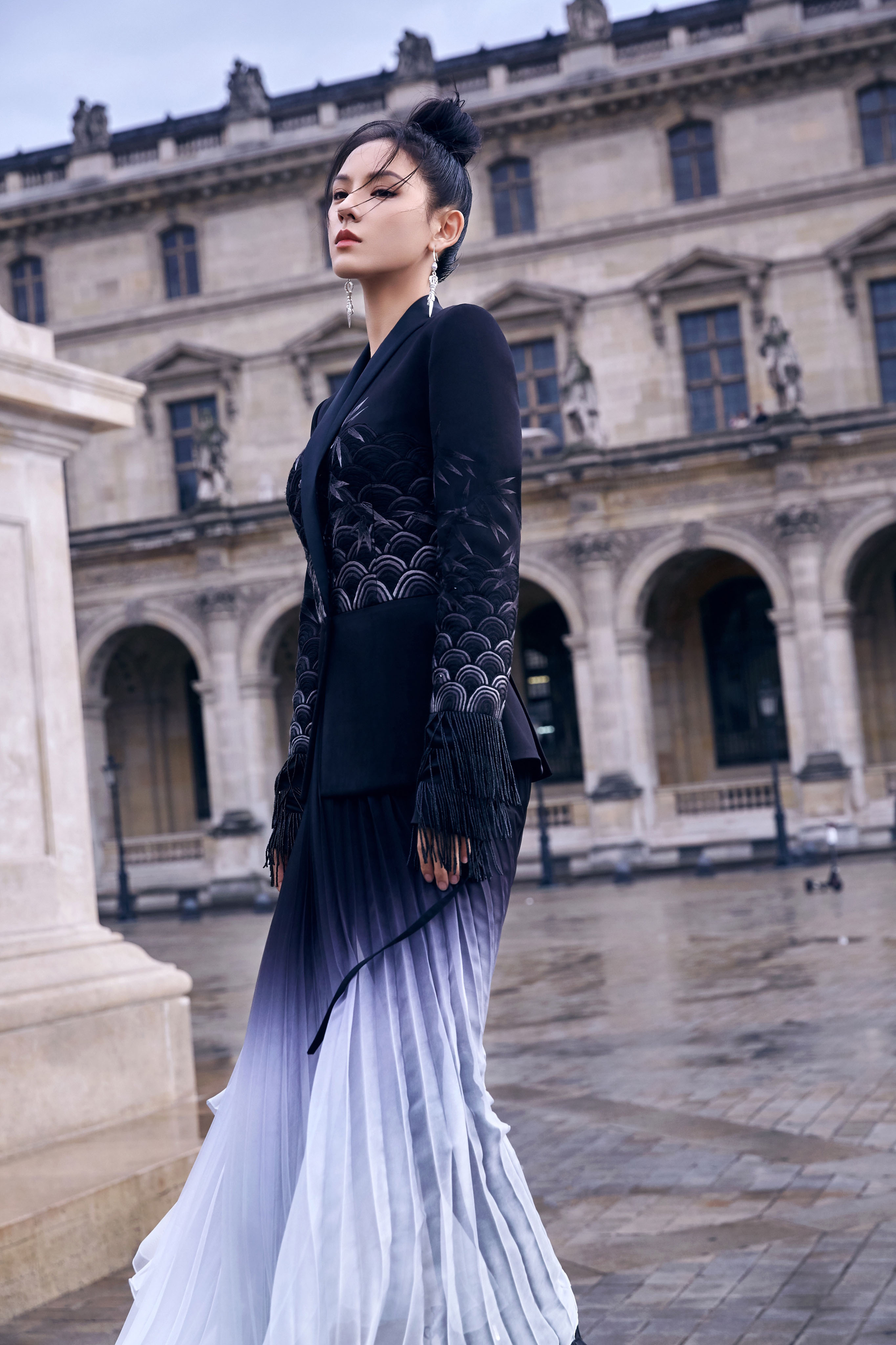 张予曦惊艳亮相巴黎街头 筷子发饰诠释侠义中国风