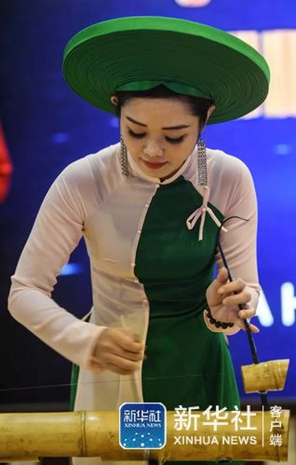 摄在广西南宁国际会展中心,一名菲律宾姑娘在展示头饰扎法(9月22日摄)