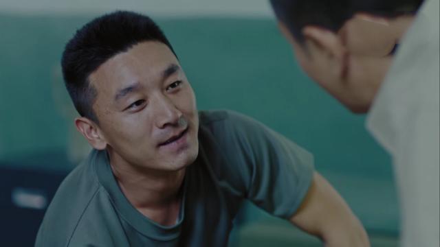 乔梁为了战友,为了行动的成功,自己自杀;张富贵退伍后,却并没有丢掉