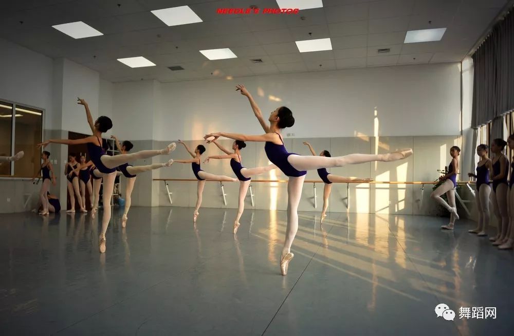被美到了北京舞蹈学院附中2011级芭科基训课课堂纪实摄影师朱绛