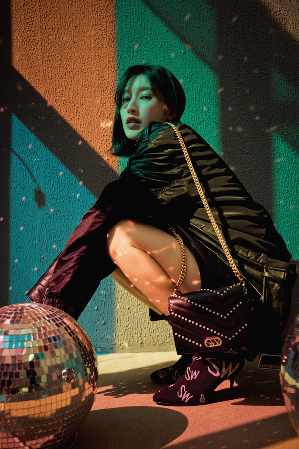 张俪皮衣美腿漫游街头 切分光影表现多维气质