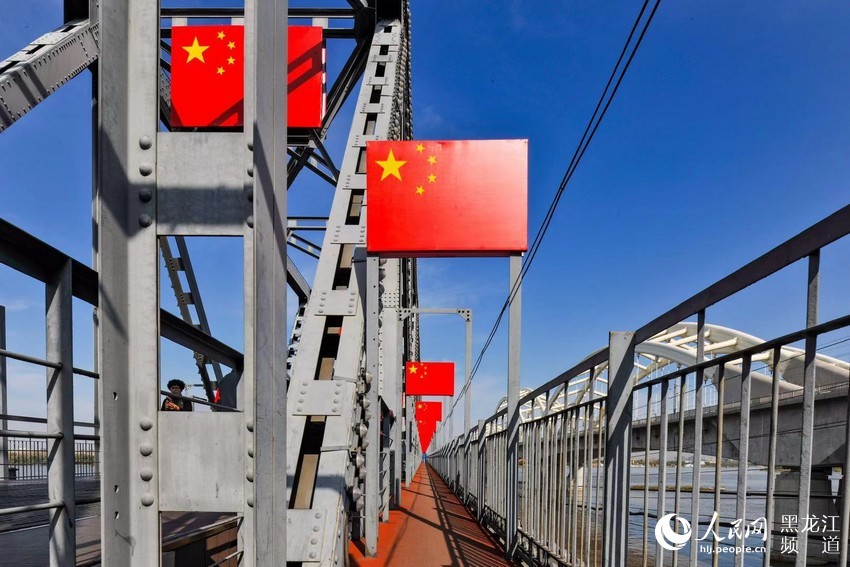 五星红旗飘起来哈尔滨百年滨洲铁路桥变身国旗桥