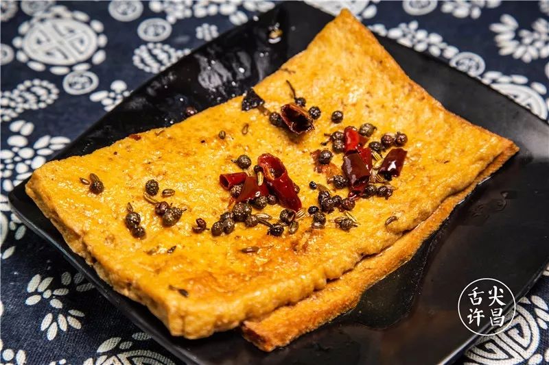 每人送面卡5张依旧是朴实敞亮的环境和简单的价格表一碗浓汤面 勾魂