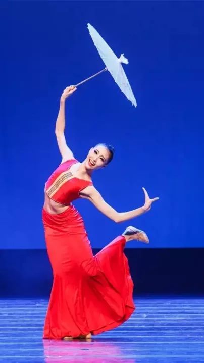 >桃李杯傣族舞蹈组合谈起民族舞,李美静觉得,正因为有了少数民族才有