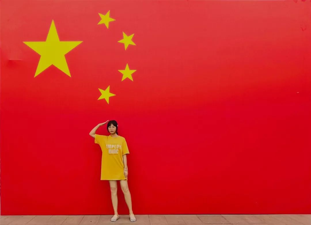 天南地北水之子与国旗同框共贺70华诞