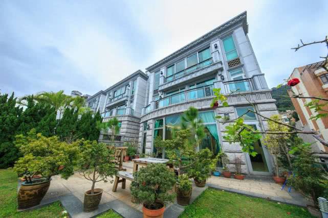 2年之前,就有新晋富豪潘苏通花了25亿在深水湾买下了一栋别墅,算下来