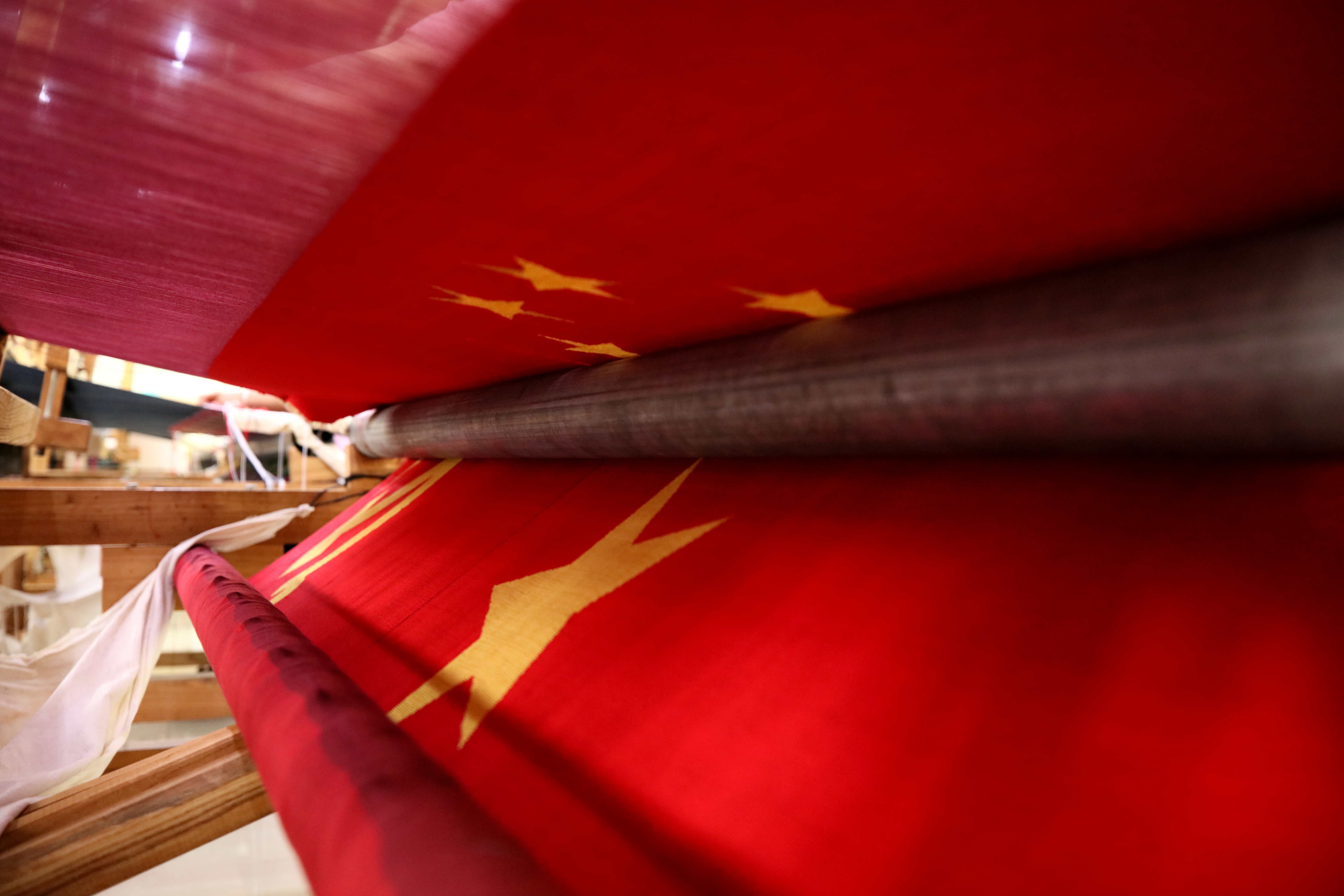 张家界土家织锦绘国旗点燃中国心