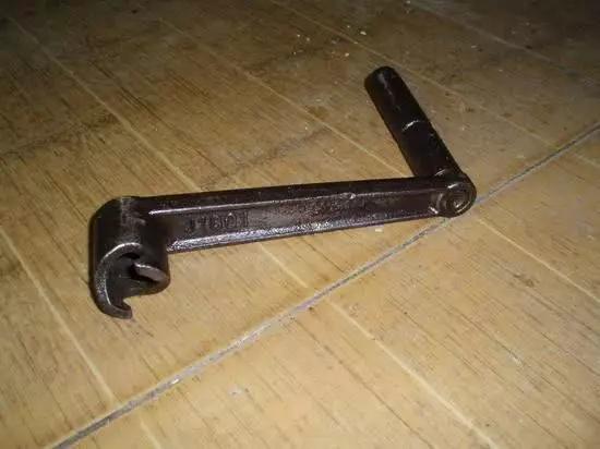 它足以秒杀前面所有豪华超跑的钥匙,它有一个特别霸气的名字叫"摇把"