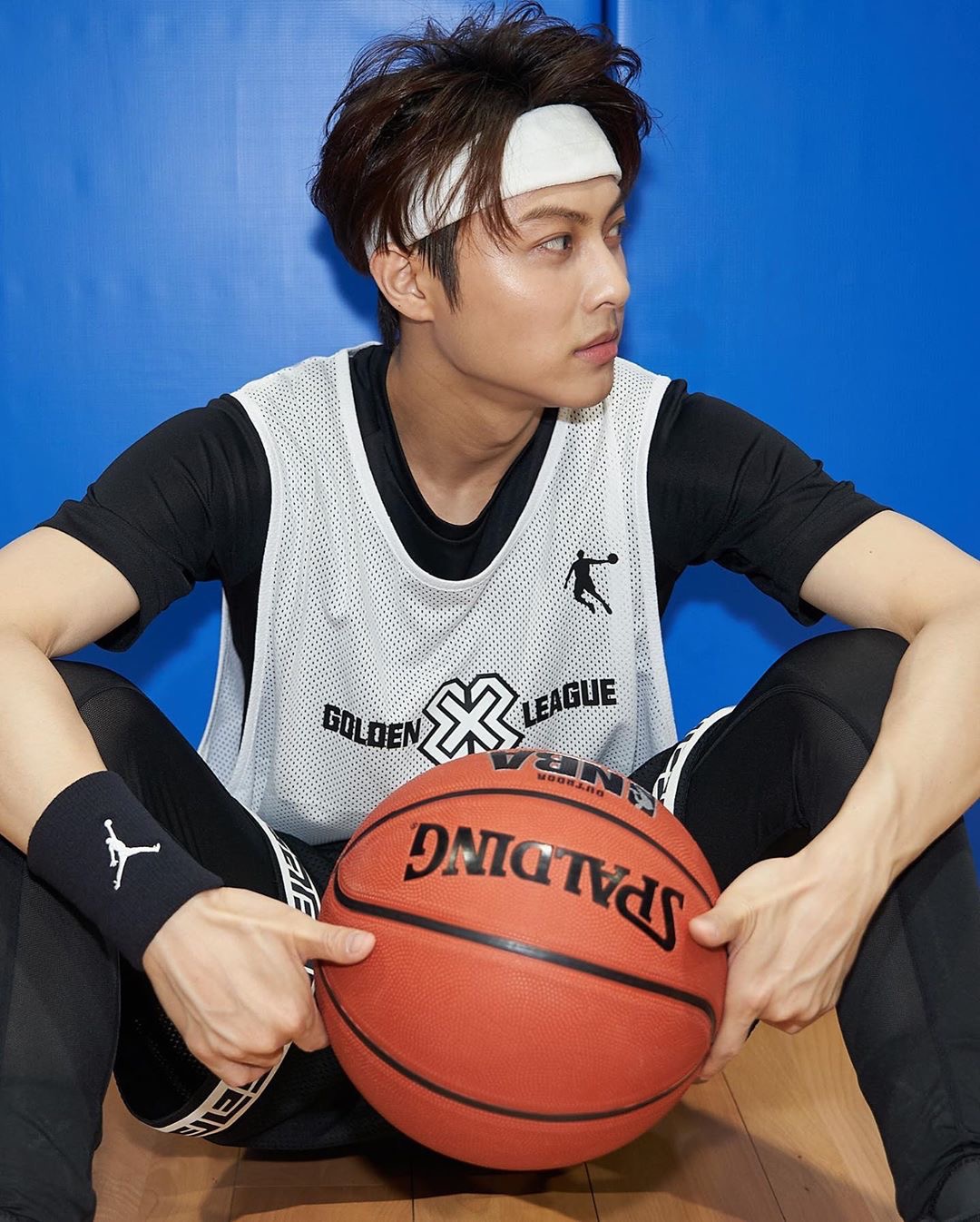 邱胜翊变身篮球王子助力公益赛 球技棒获封"流川翊"