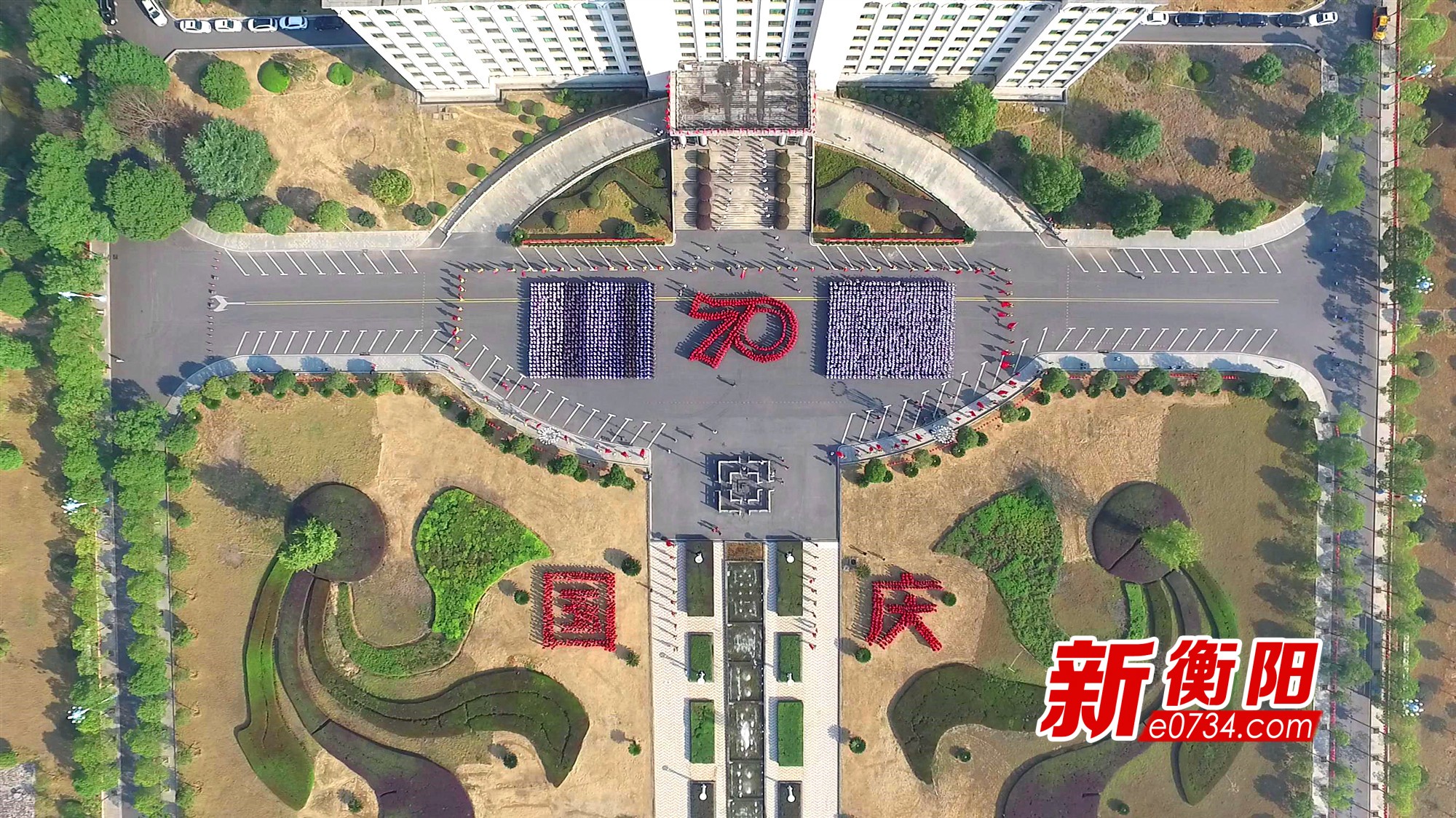 全场齐声高唱《义勇军进行曲》,五星红旗冉冉升起.