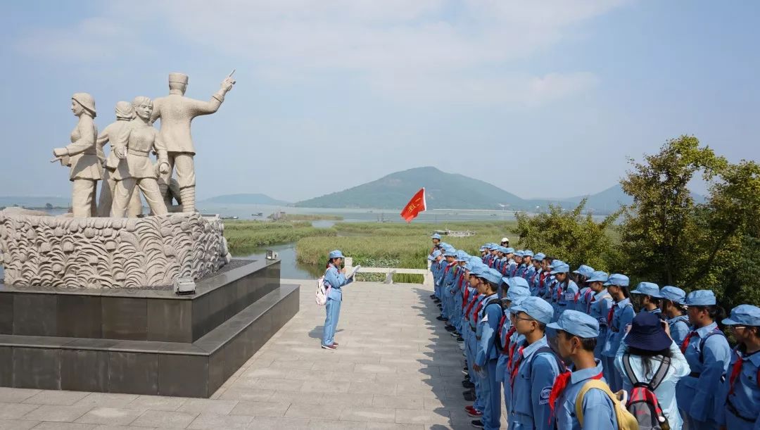 在纪念馆雕塑前孩子们庄重许下誓言冲山之围,烈士之殇,爱我中华,勿忘