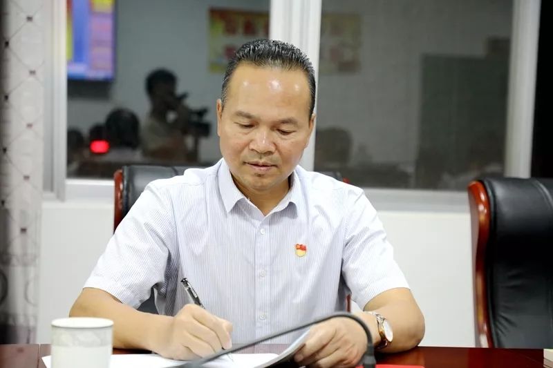 县委副书记,县长封志荣同志以普通党员的身份参加活动