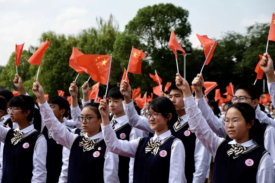 以大无畏的英雄主义气概,单骑摩托"重走解放路"从上海市长征中学出发