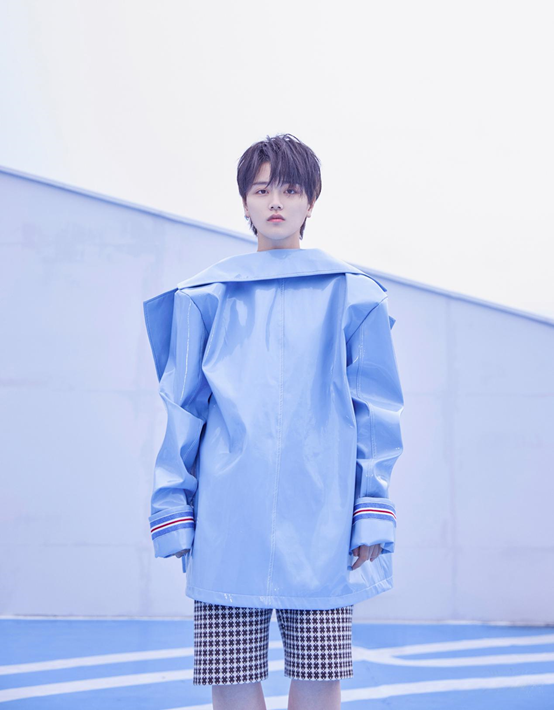 天生的静谧气质 叶禹含玩转蓝色穿搭法则