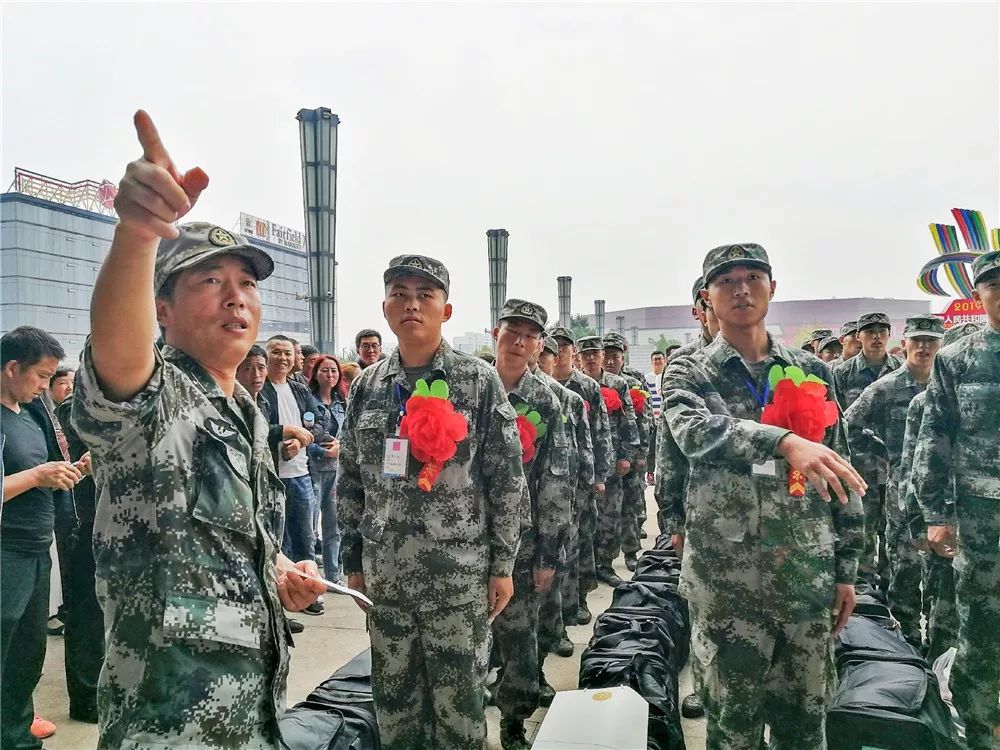 特别关注庞相梁摄影作品送子参军戍边疆供大家欣赏分析