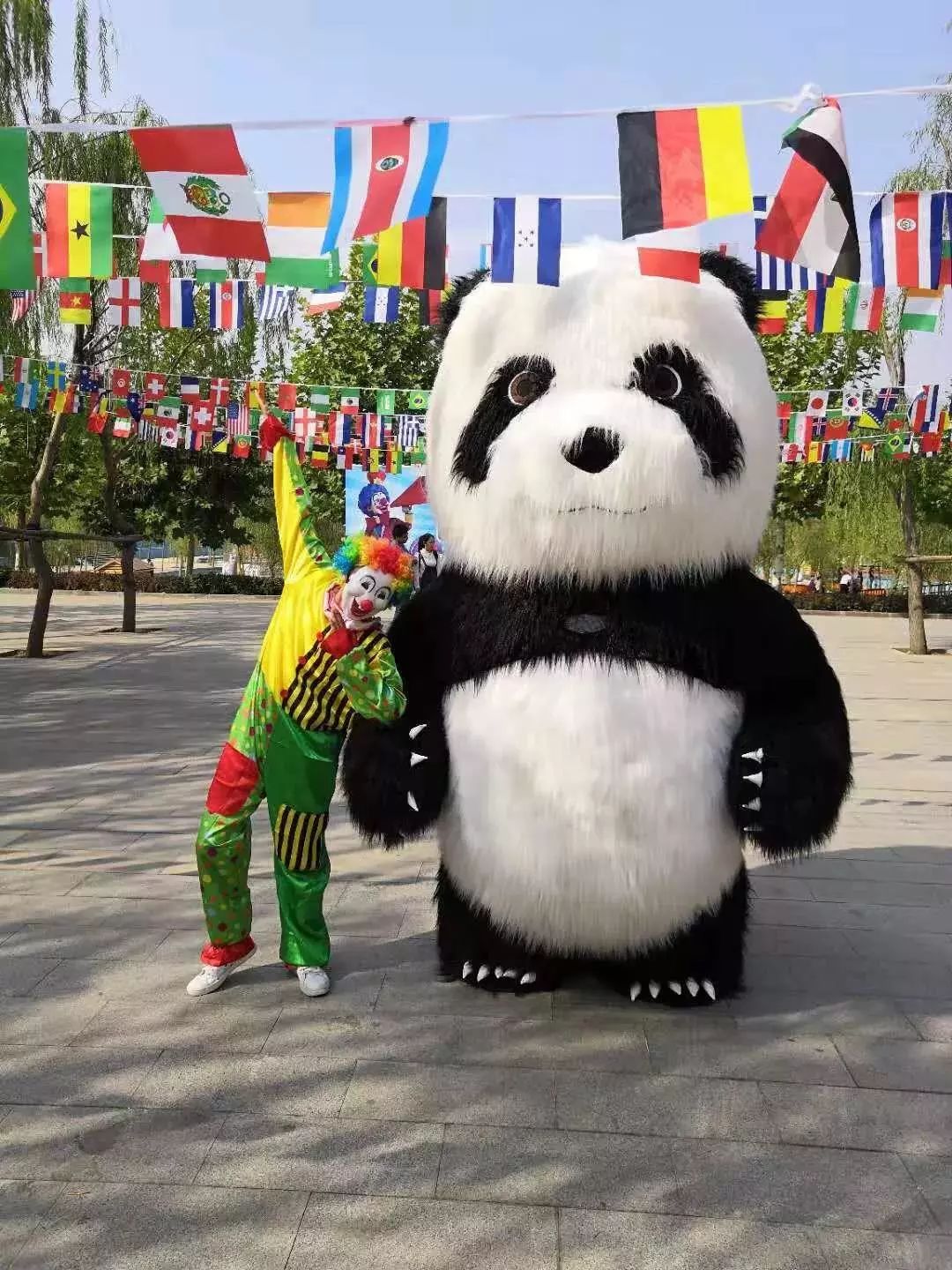 南通首届国际小丑节空降鲜花小镇打造东方花园主题乐园