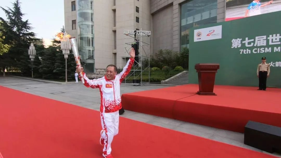 最后一棒火炬手肖龙旭,是火箭军研究院导弹工程所研究员,先后完成多项