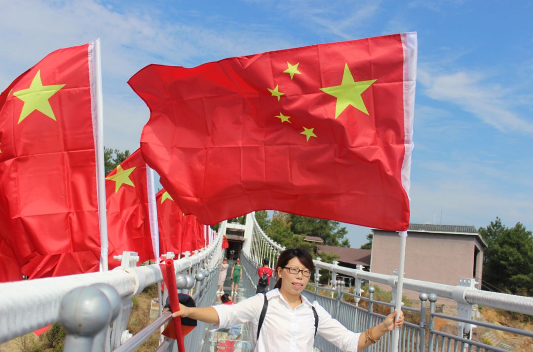 五星红旗,载着我们的梦想,在蓝天飞翔 在祖国的70周年的诞辰之时 我要
