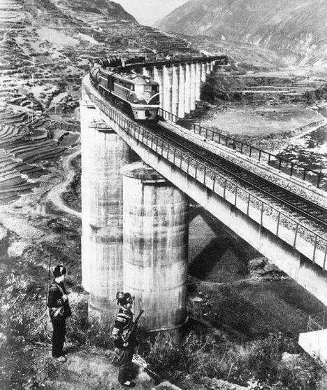 1965年8月24日,熊汉俊所在的队伍正在修建成昆铁路龙骨甸铁路大桥.