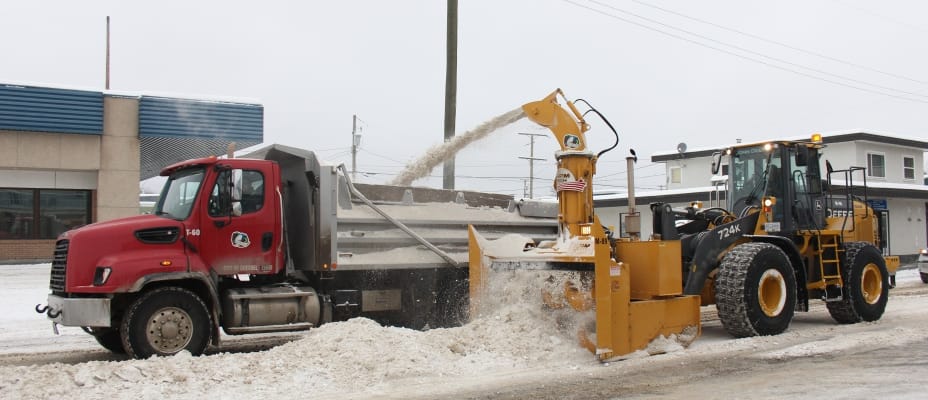 自动动力的大型抛雪机用于路边积雪装车清除作业