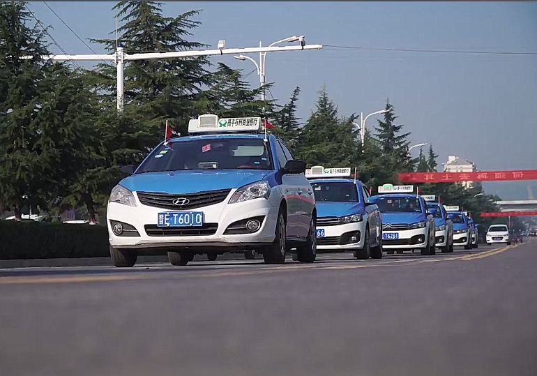 震撼视频高平70辆出租车齐聚长平广场花式献礼新中国成立70周年