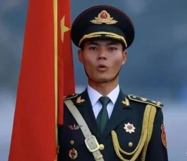 国旗擎旗手 涂李响