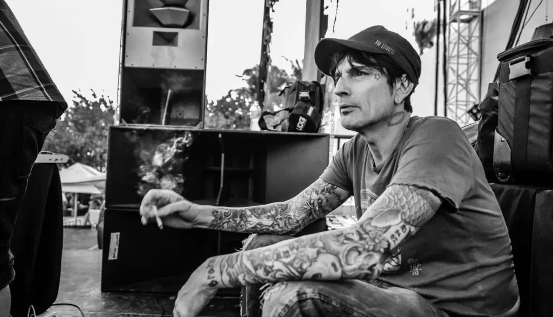 ▼ 10月3日1971年10月2日,美国slipknot(活结)乐队吉他手jim root出生