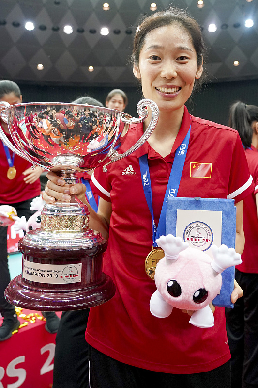 太可爱女排的夺冠庆功宴上朱婷手上的礼盒成功抢镜里面装了些什么