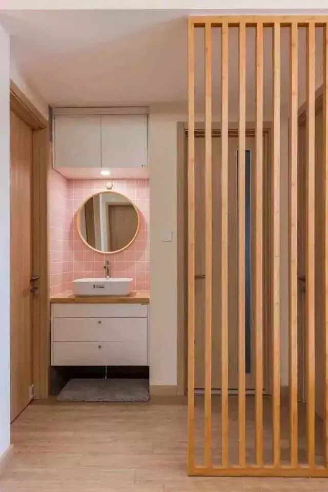 洗手盆装在卫生间门外隔断这样装通透又大方