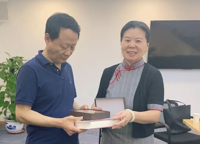 走在收获的季节慰问最美教育劳模去