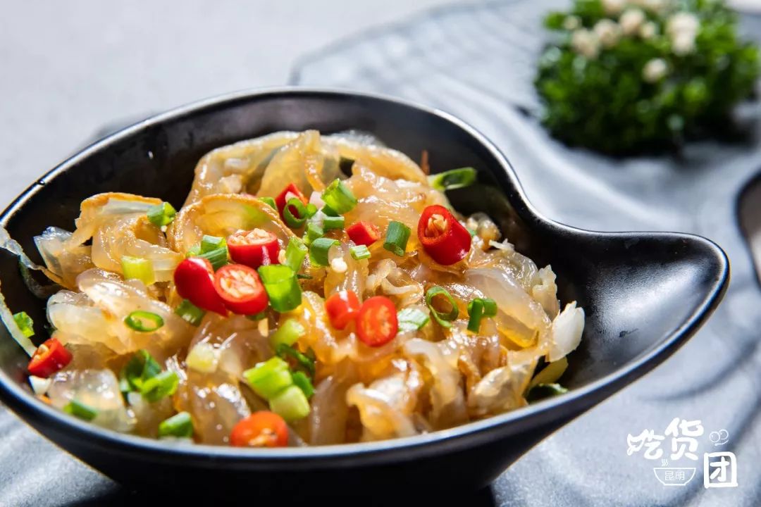 尝试着将海蜇丝放进嘴里,那冰凉酸爽的感觉,瞬间爱上,上榜果然不是没