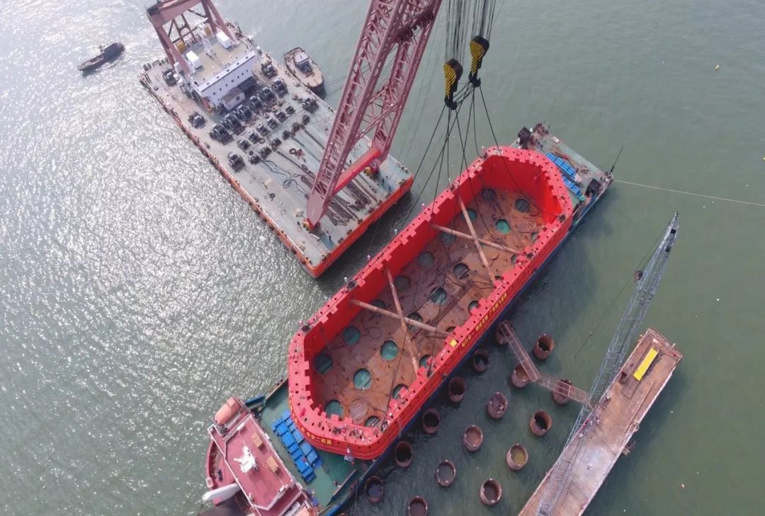 最新进展东江南支流港湾大桥完成首个钢吊箱安全精准下放