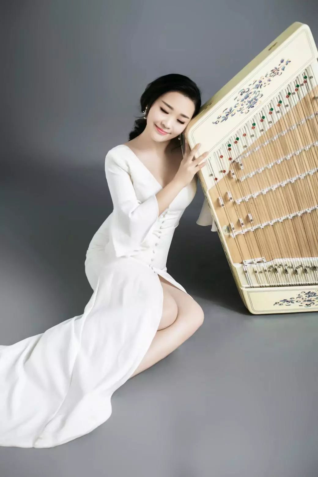 徐佳乐丨扬琴演奏员毕业于沈阳音乐学院扬琴专业,自幼随我国著名扬琴