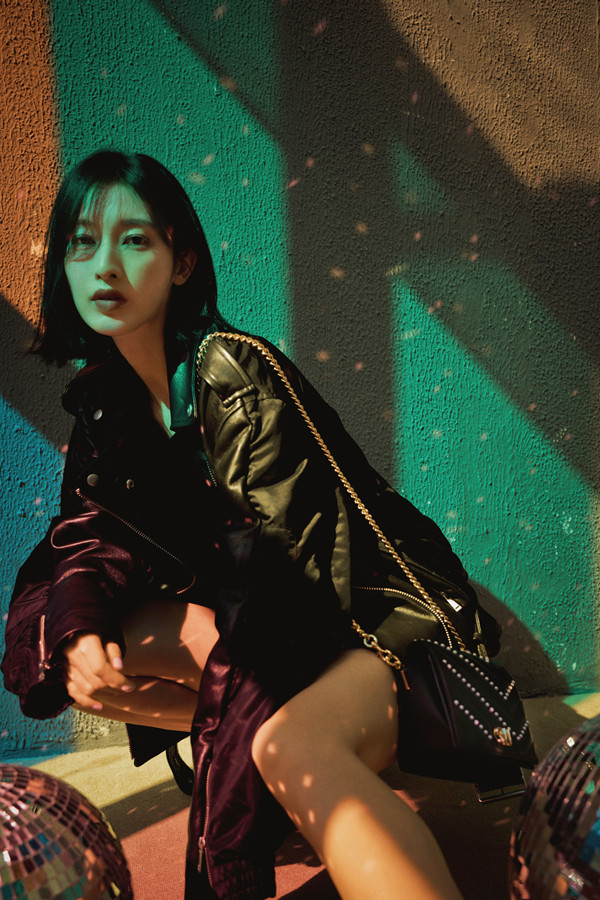 张俪皮衣美腿漫游街头 切分光影表现多维气质