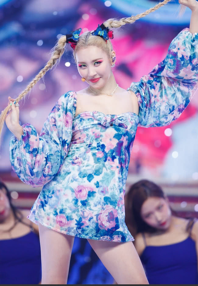 李宣美现场舞台照流出穿热裤半腿靴好显壮确定是南韩腿精