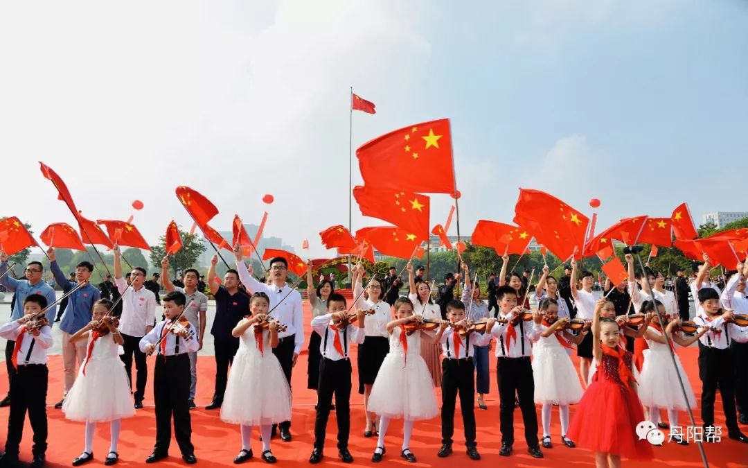 今天数千丹阳人同升国旗 共唱国歌 !