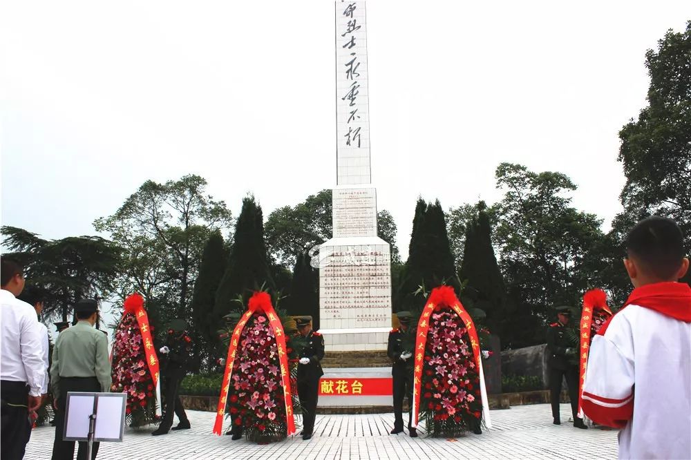 中国人民解放事业和共和国建设共同缅怀烈士英魂不朽陵园松柏青青县委