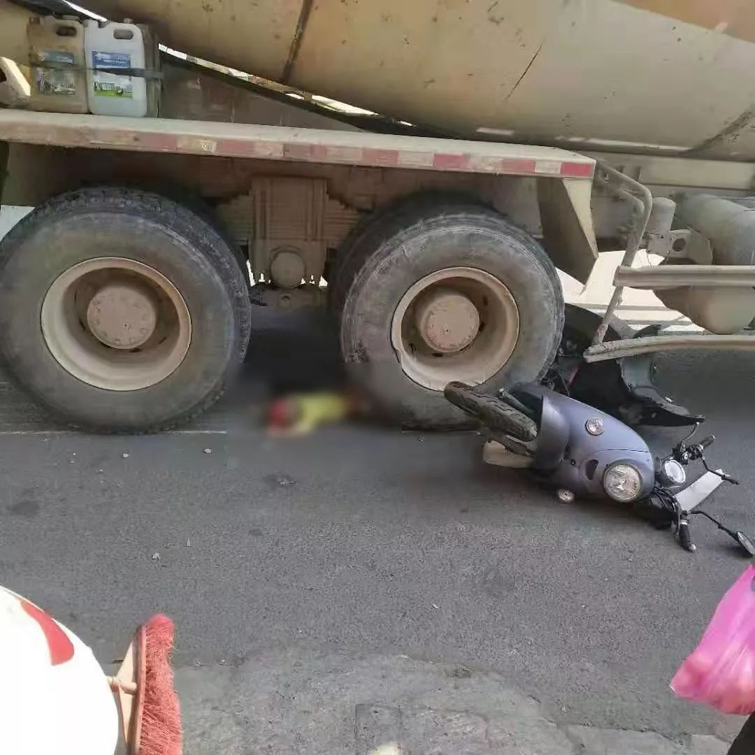 桂林一辆电动车惨遭大车碾压,一岁半的幼儿被卷入车底当场死亡!