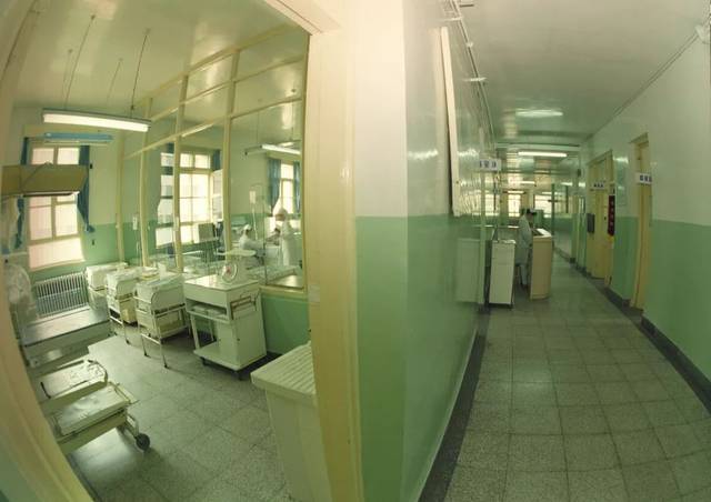 上图为1986年建院初期的内科病房下图为现在的住院楼四病区上图为1986