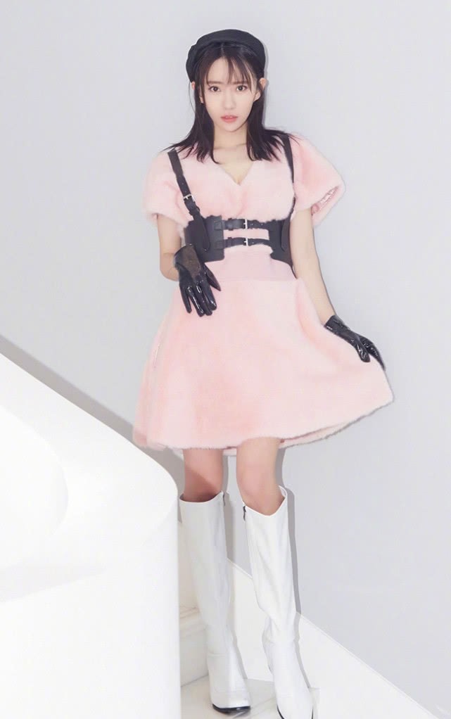 爱情公寓3播出7年诺澜越变越美穿长靴漫画腿贼抢镜