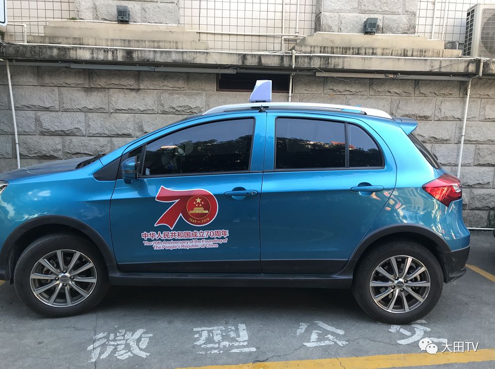 国庆节日气氛渐浓红遍整个大田