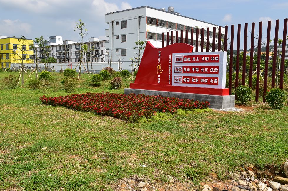 南宁市青秀区区委常委,宣传部部长,政府副区长李永耀在伶俐镇指导乡风