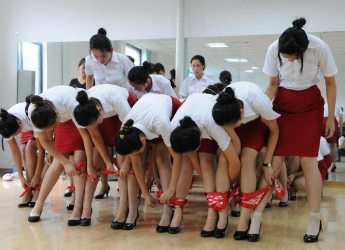 实拍礼仪小姐的训练现场,双腿夹纸不能掉落