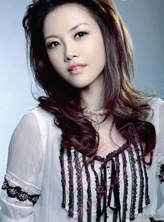 岁歌手戴娆近照,曾是张国立御用歌手,红极一时如今已是两孩妈_张国夫