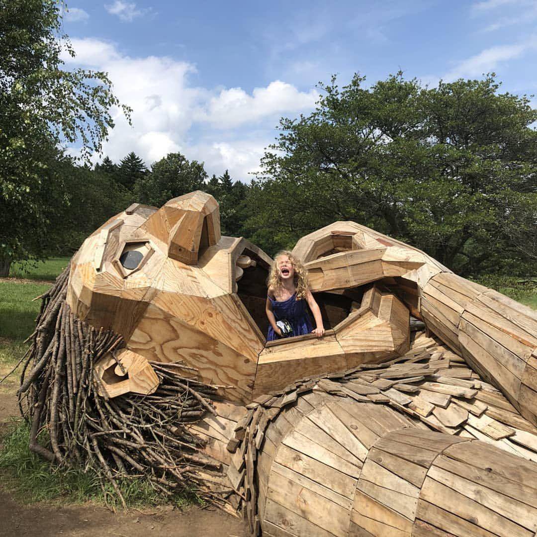 丹麦艺术家用废弃树枝打造7只巨魔森林成了他的童话王国