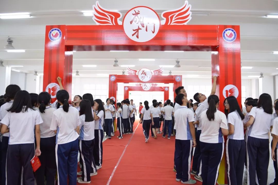 快讯十八而志梦想飞扬普宁市第三中学举办我与祖国共成长十八岁成人