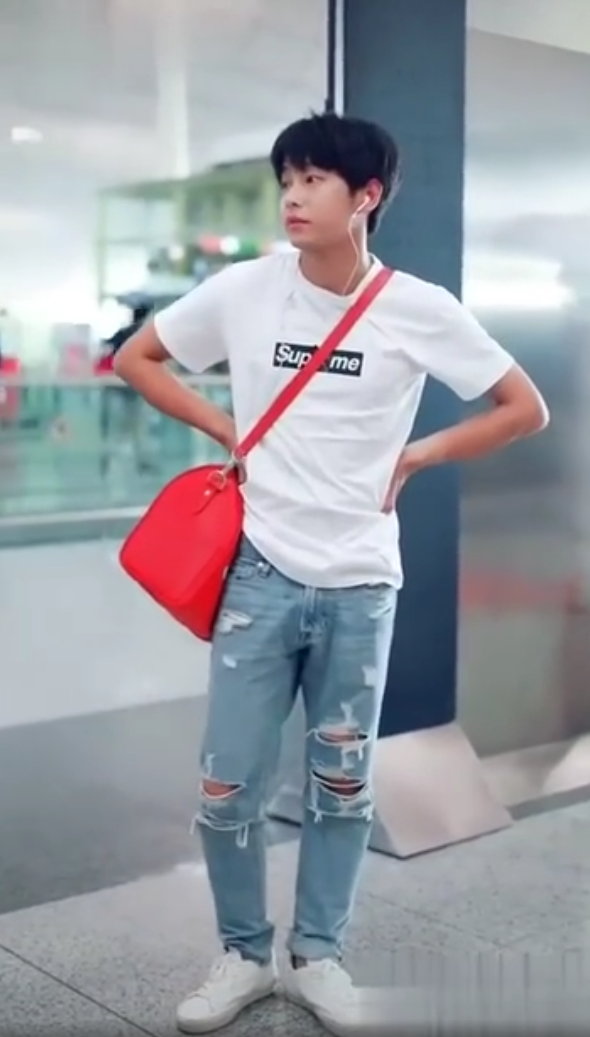 爆笑彭昱畅背红色大包双手叉腰网友像极了国庆放假的样子