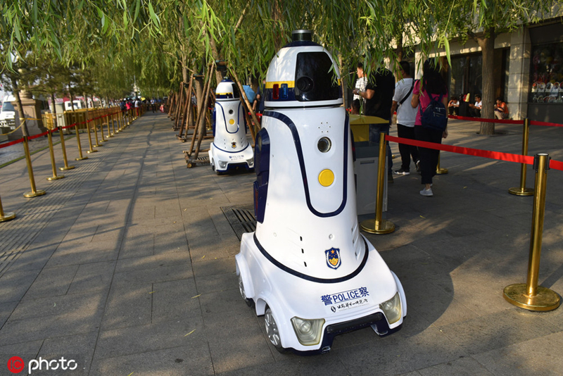 科幻风十足天安门广场机器人警察上岗