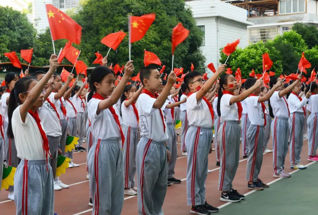 我和我的祖国龙胜小学开展歌唱祖国主题活动