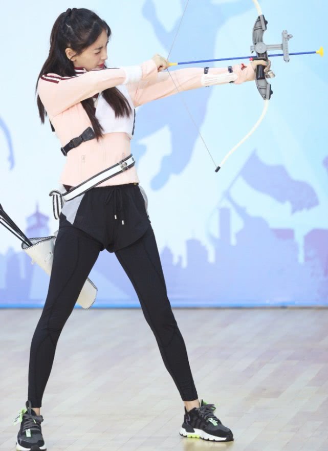 杨颖奔跑吧射箭造型穿健美裤暴露真实腿型像是波浪线